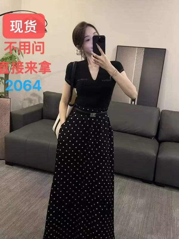 法式复古气质黑色V领短袖T恤女春夏新款高腰显瘦波点半身裙两件套